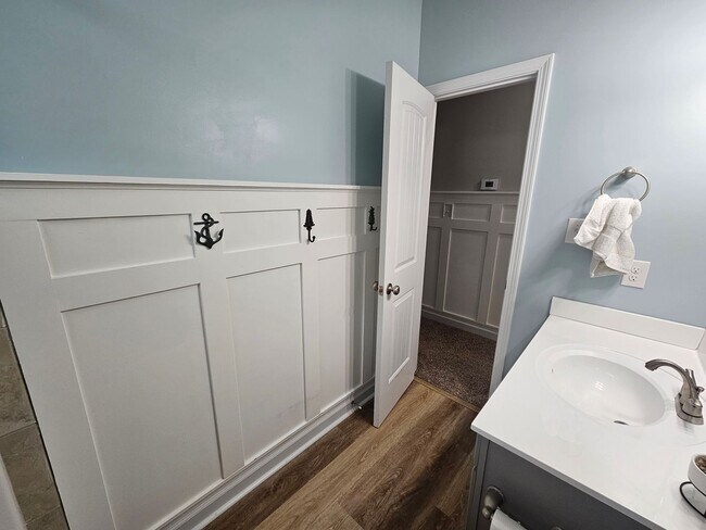 Building Photo - Spacious & Renovated 3 Bed Townhome w/ Garage