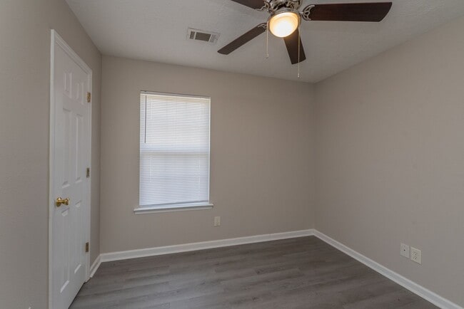 Building Photo - $1,395 - 3 bed/2 bath house for rent, fully renovated!