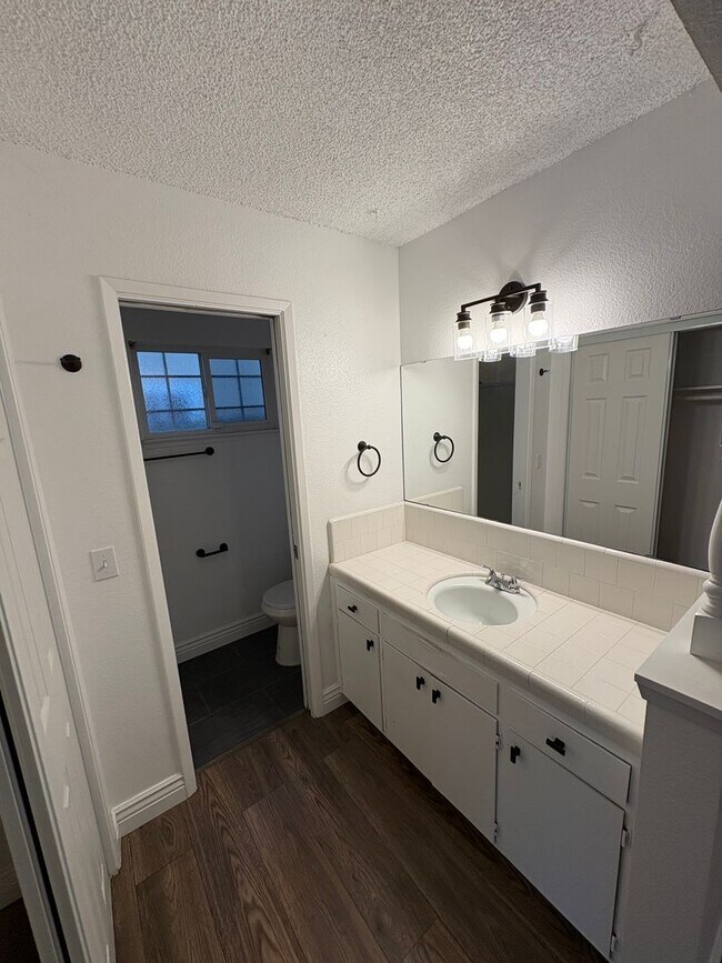 Building Photo - SW Visalia Home Available Now!