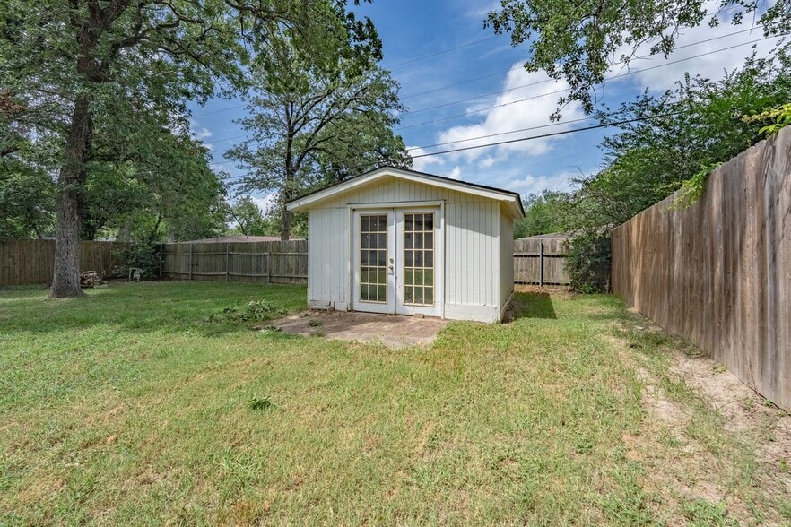 Building Photo - 501 Calhoun Dr