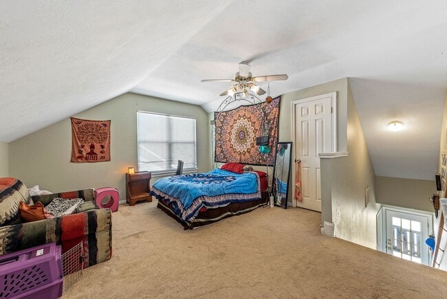 Building Photo - SUBLEASE AVAILABLE IMMEDIATELY THROUGH JULY 2026!  Charming 3 Bed, 2 Bath in Central Location!