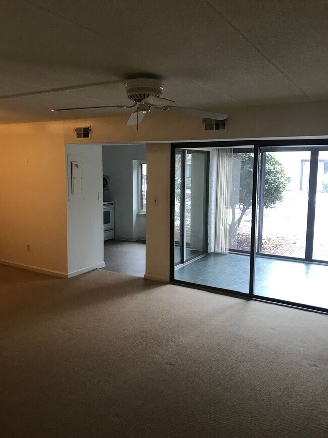 Building Photo - 37 Spring Ct