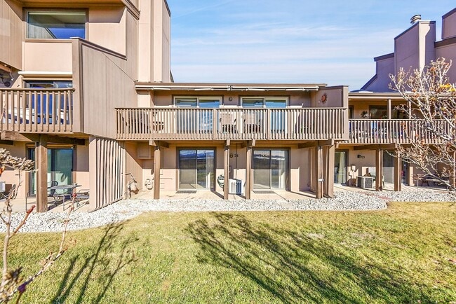 Building Photo - Backs to private lake with mountain views