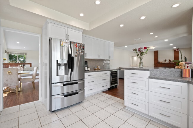 Building Photo - 124 Sequoia Ct