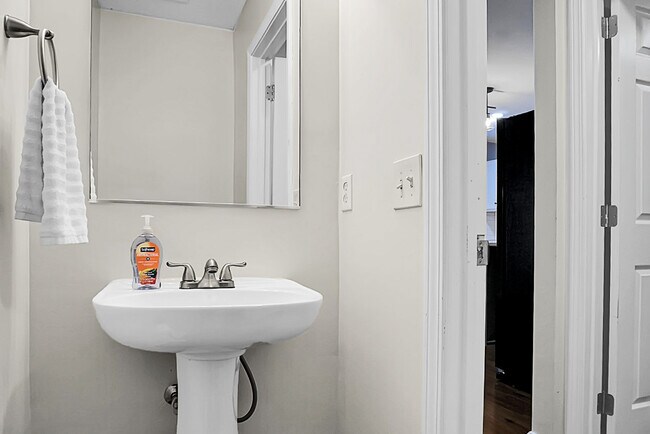 Building Photo - 124 Larkspur Dr