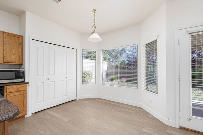 Building Photo - Great 5 Bedroom Home in Summerlin