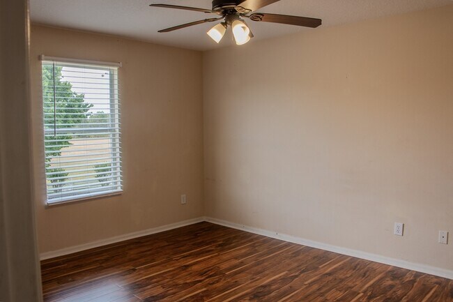 Building Photo - 1557 Amaryllis Cir