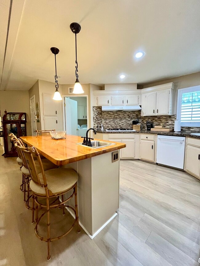 Building Photo - 39705 Manzanita Dr