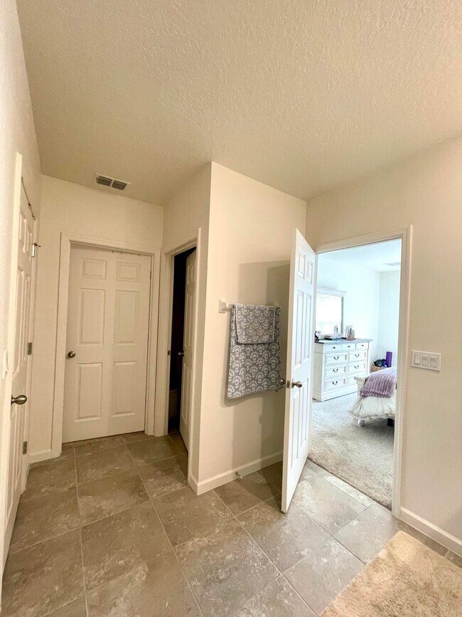 Building Photo - 10574 SW Cambria Ln