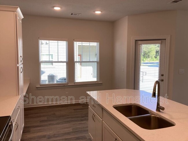 Building Photo - 2014 Lotus Dr