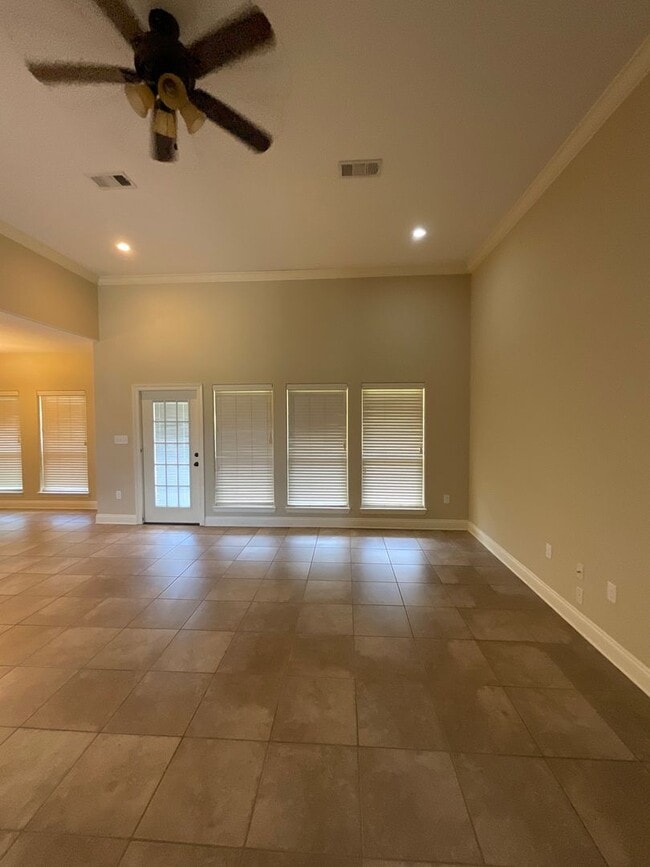 Building Photo - 135 Eagle Pt Dr