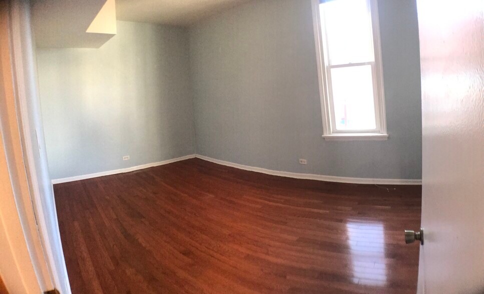 Building Photo - 2509 N Marshfield Ave