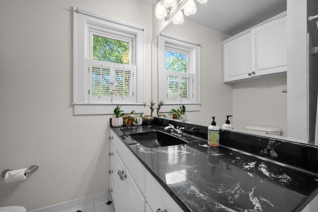 Building Photo - 4 Bed 2.5 Bath Home with a large backyard ...