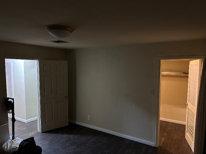 Building Photo - 5903 Bromley Ave