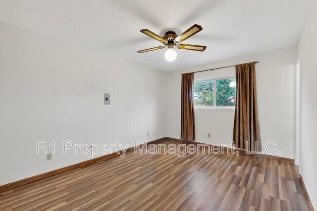 Building Photo - 2702 Avenida Del Sol