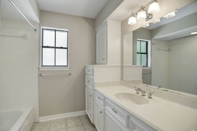 Building Photo - Beautiful 4 Bedroom 3 Bathroom Home Locate...