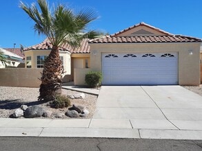 Building Photo - 4 bedroom/2 bath Home available in Bullhead City in Desirable El Camino Village.