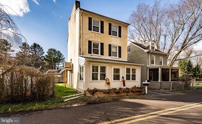 Building Photo - 305 Hollow Rd
