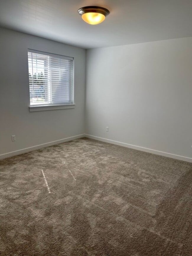 Building Photo - Gorgeous newer townhome in SE Bend!