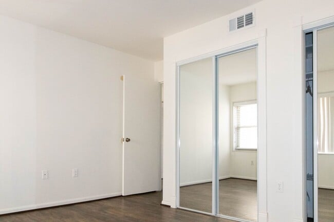 Building Photo - Beautiful top-level 1 bedroom, 1 bathroom condo in Alexandria City