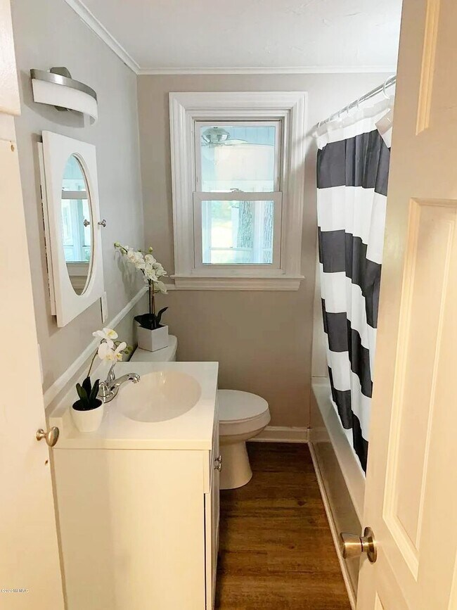 Building Photo - 3 Bedroom Home On Holland's North Side