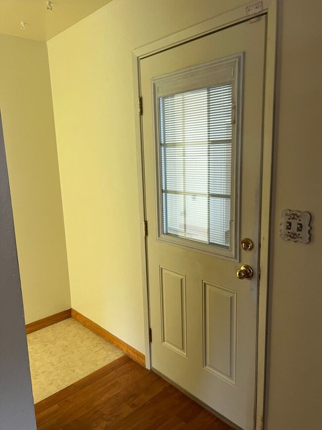 Building Photo - 9866 Hillview Dr