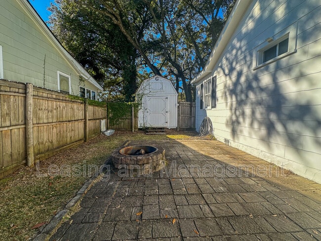 Building Photo - 422 Riverland Dr