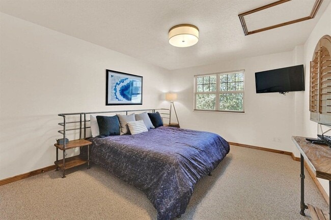 Building Photo - 5176 Fairview Loop