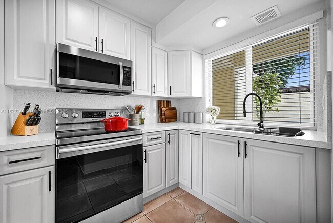 Building Photo - 9133 Fontainebleau Blvd