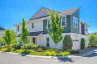 Building Photo - Spacious Brick and Wood Home in Issaquah