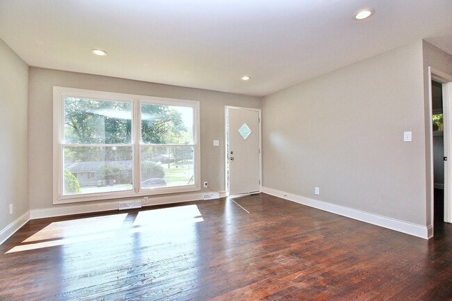 Building Photo - Impeccable 2 Bedroom, Fully Renovated in N...