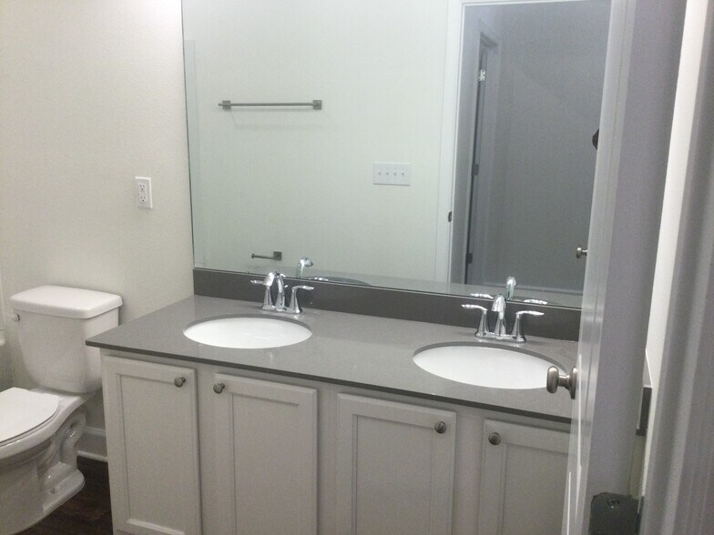 Building Photo - 29542 Cedar Waxwing Dr