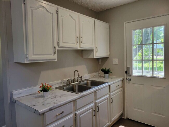 Building Photo - Sweet Home — 3 Bedroom with Garage & Stainless Steel Appliances