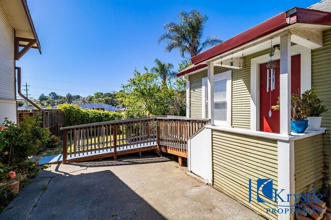 Primary Photo - 547 Porter St