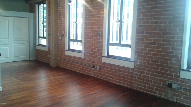 Building Photo - 114 W Adams St