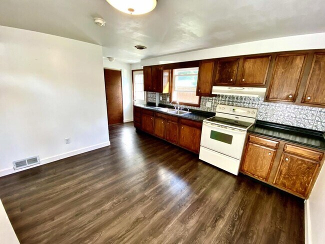 Building Photo - 507 North St.