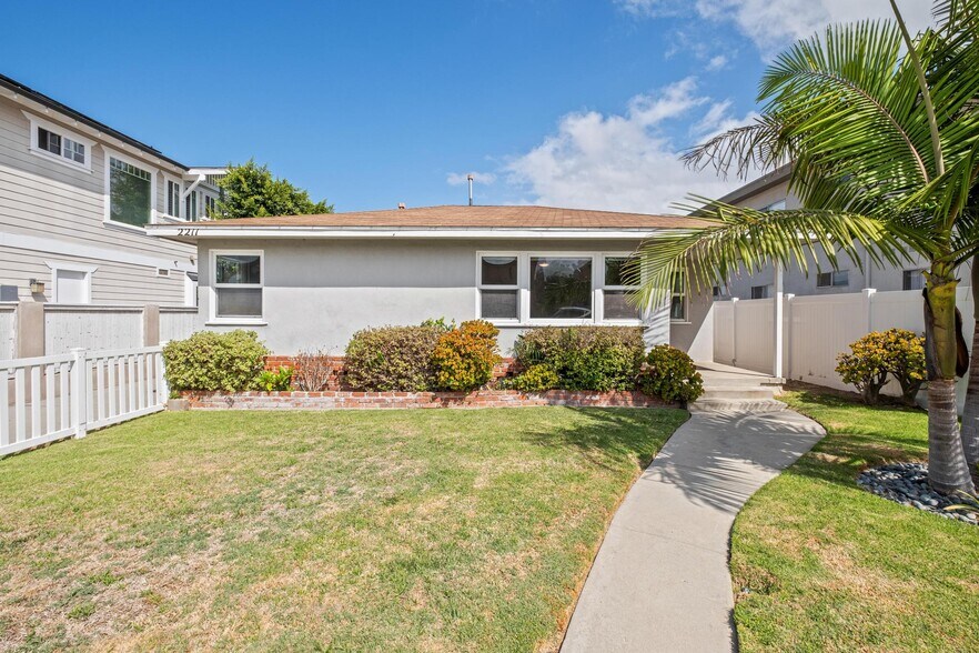 Building Photo - 2211 Nelson Ave