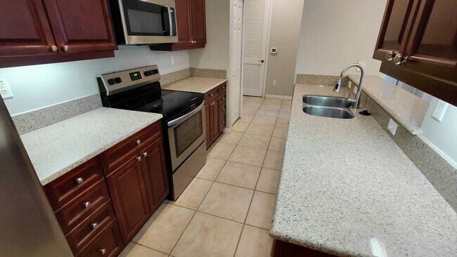 Building Photo - 3 Bedroom, 2 Bath Condo in Lakeside at Lakes of Windermere