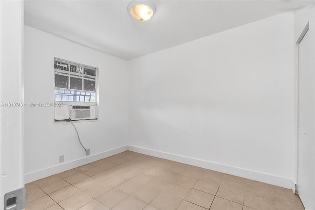 Building Photo - 2047 Lincoln Ave