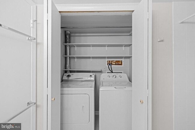 Building Photo - 8640 Dellway Ln