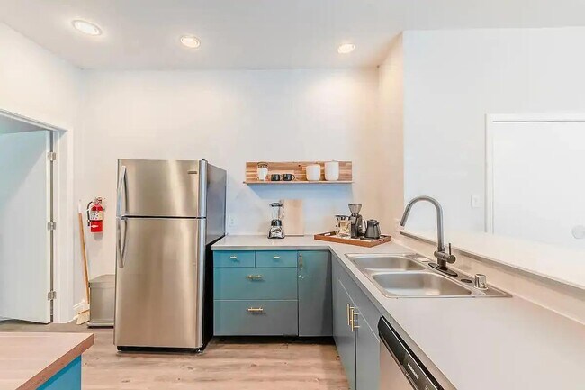 Building Photo - 1704 S Akard St