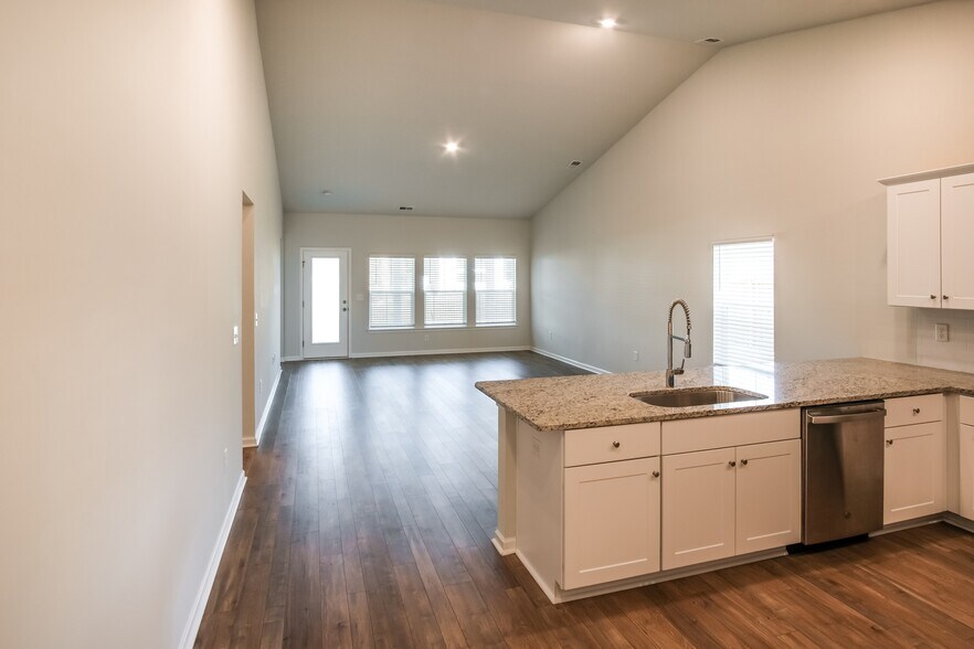 Building Photo - 212 Craigflower Ct