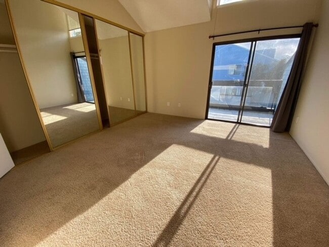 Building Photo - Sunny Townhouse in Lighthouse Cove