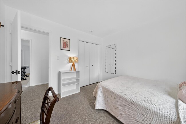 Building Photo - Gorgeous Newly Renovated 3 BR, 2.5 BA Town...