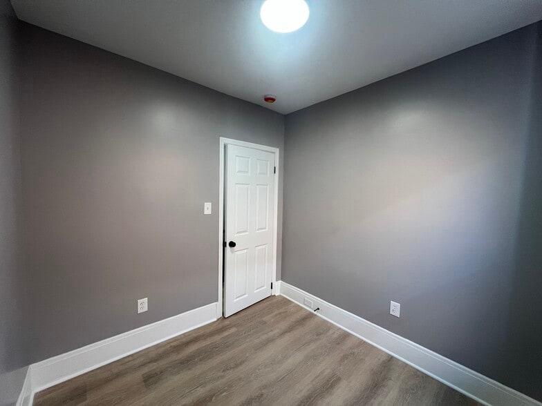 Building Photo - 1018 W 8th St