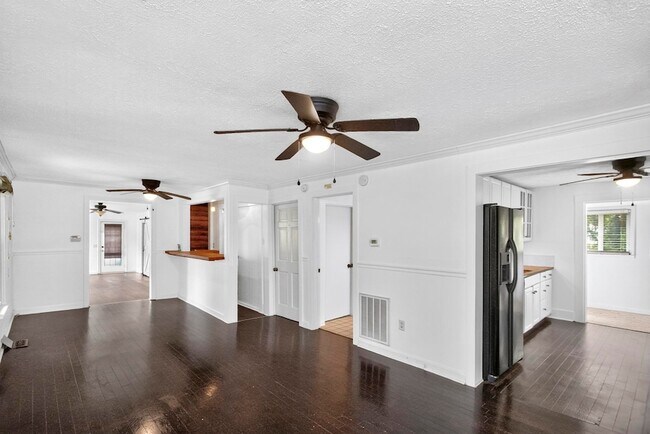 Building Photo - 3008 Lakeshore Dr