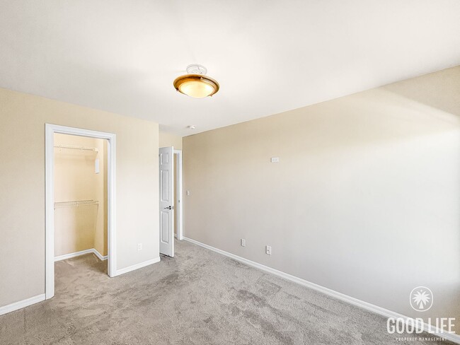 Building Photo - Perfect 1B/1BA w/ Balcony, Reserved Parkin...