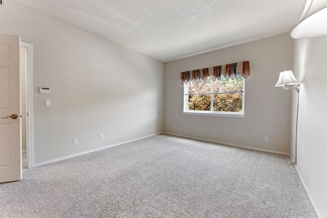 Building Photo - 3-bedroom 2 bath condo with a balcony in s...