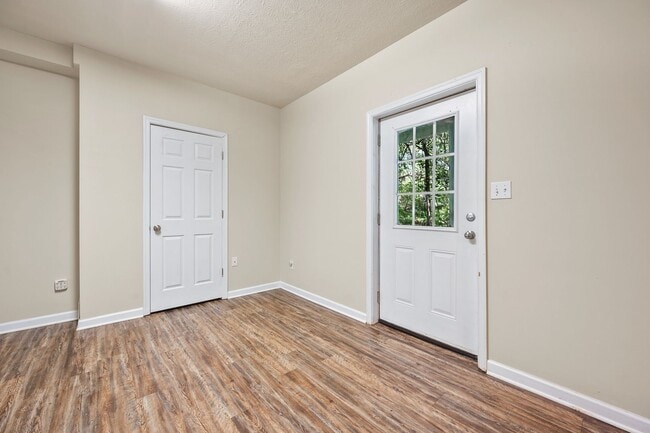 Building Photo - 4 Bedroom Home in Lynchburg