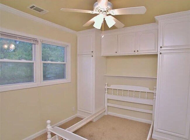 Building Photo - Charming 3 Bedroom home
